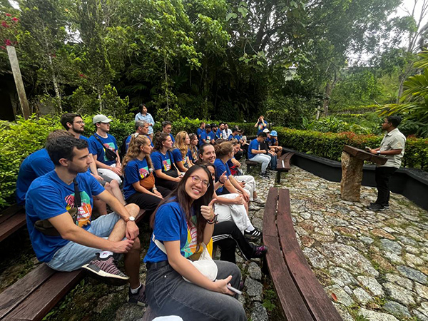 Gruppenbild von Studierenden bei einem Vortrag auf Penang Hill