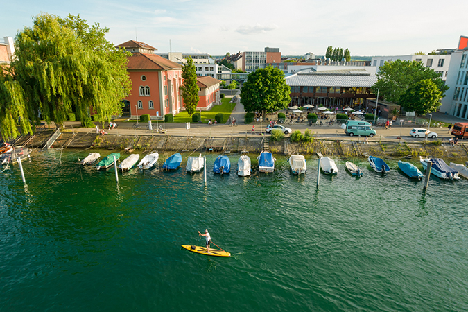 Foto vom Seerhein mit HTWG im Hintergrund