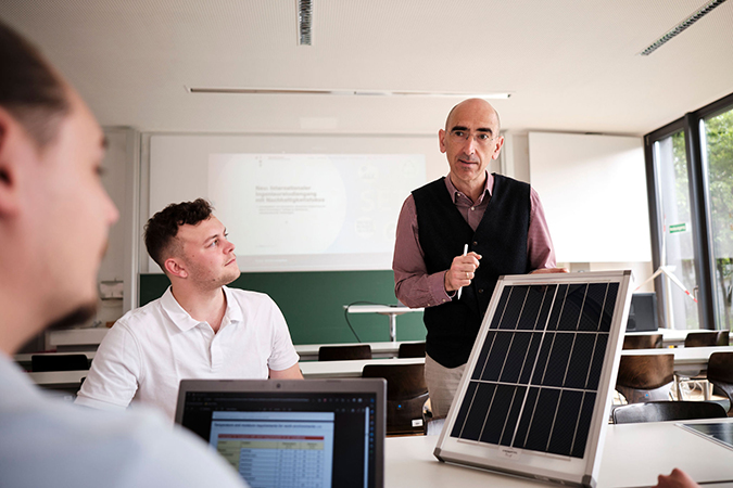 Professor erklärt Studierenden eine Solarpanele