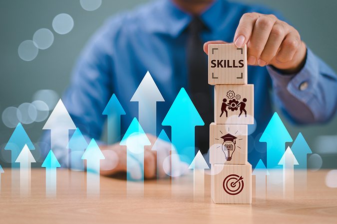 ein Mann stapelt Bauklötze übereinander