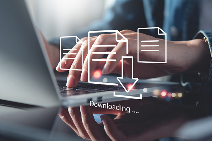 eine Hand drückt auf eine Tastatur