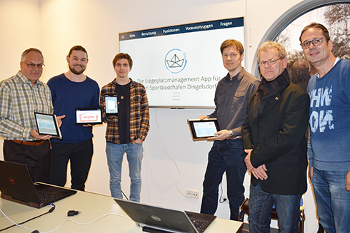 Gruppenfoto vor einem Bildschirm, von links: Prof. Dr. Wolf-Stephan Wilke, Till Reitlinger, Elias Greve, Prof. Dr. Burkhard Lehner, Günther Brugger und Stefan Herbst.