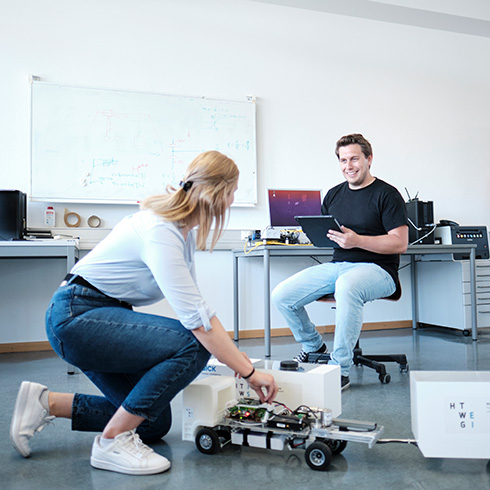 Elektrotechik Informationstechnik Praxisprojekt: Studierende mit autonom parkendem kleinen Truck