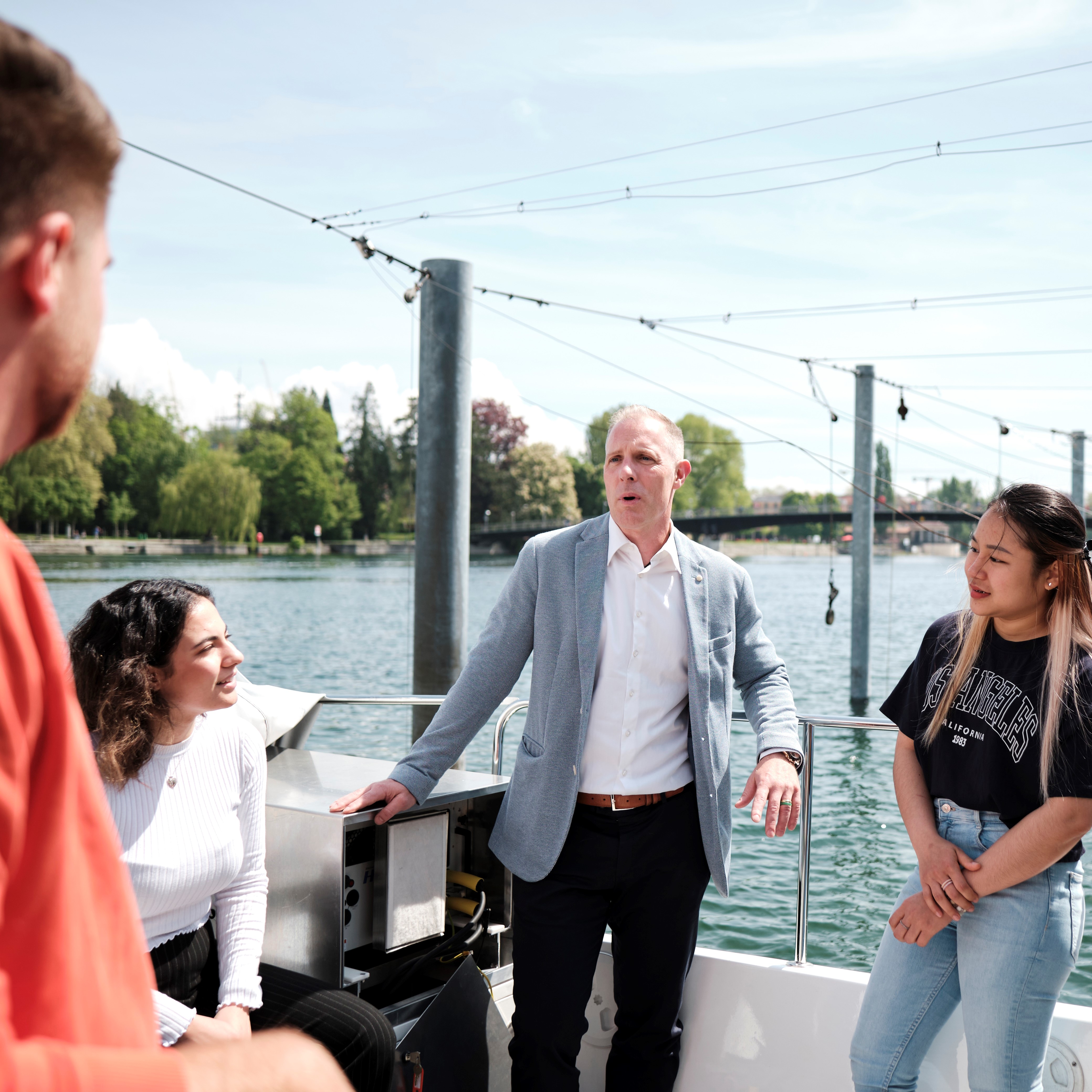 Professor mit Studierenden auf dem Forschungsboot 