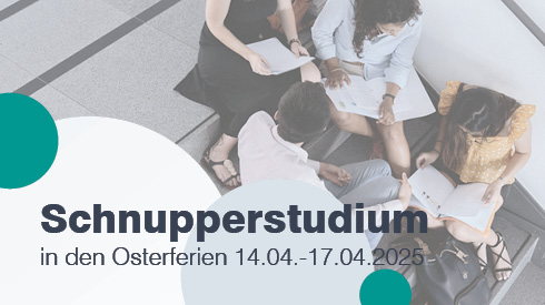 Blick von open auf eine Gruppe von Menschen, die zum Teil Unterlagen in der Hand haben.. Text "Schnupperstudium in den Osterferien 14.04.-17.04.2025".