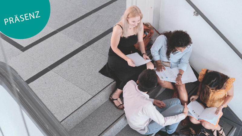 Mehrere Personen, die mit Unterrichtsmaterial auf einer Treppe sitzen von oben aufgenommen; Text oben links: "Präsenz"