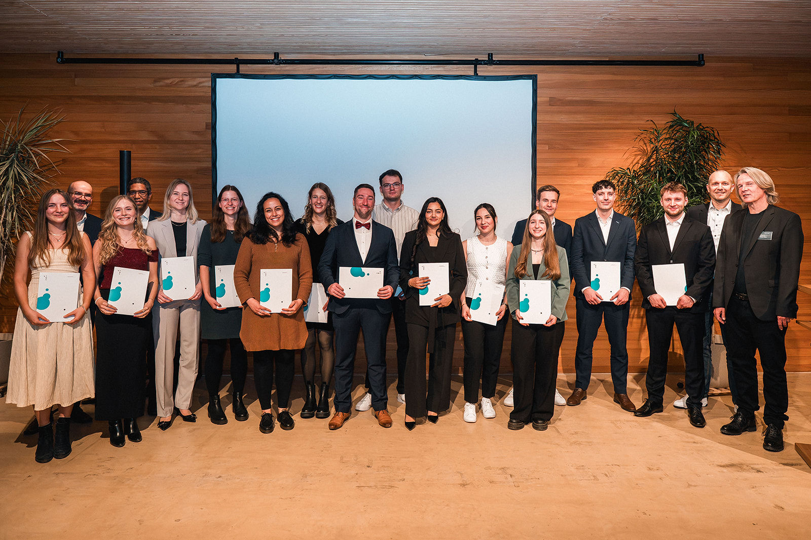 Personengruppe, von denen einige eine Dokumentenmappe vor sich halten