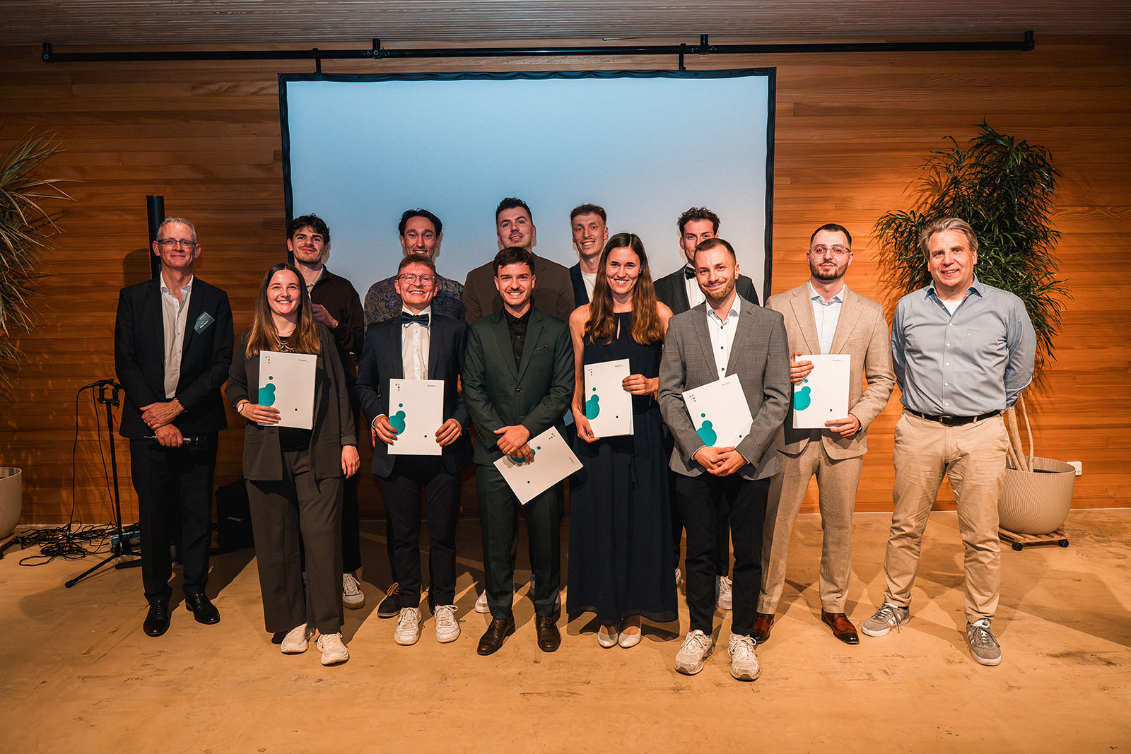 Personengruppe, von denen einige eine Dokumentenmappe vor sich halten