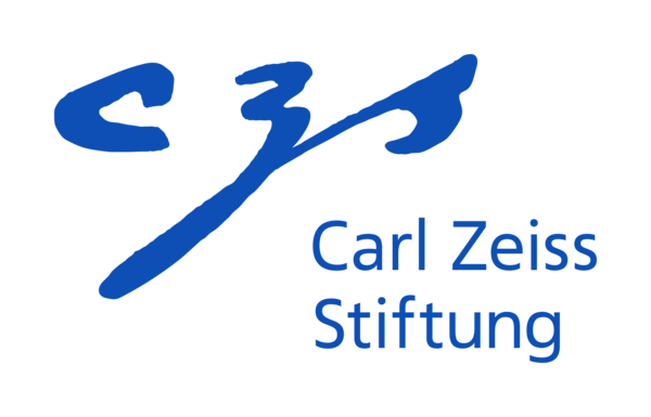 In hellblau ist das Logo der Carl Zeiss Stiftung zu sehen