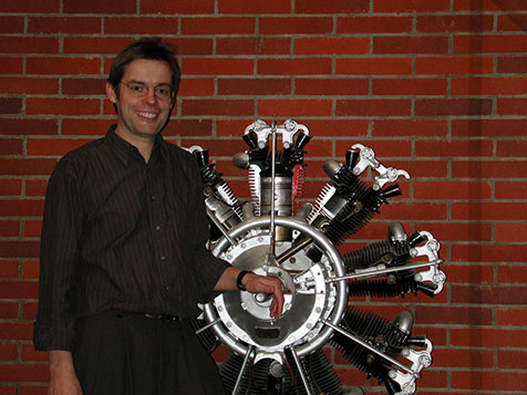 Prof. Schreiner steht vor einem Motor