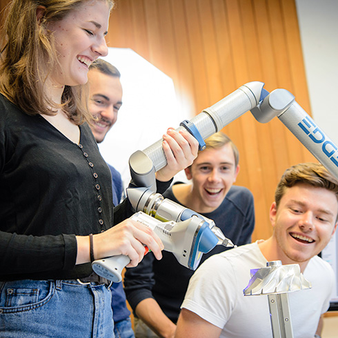 Praxisprojekt im Maschinenbau Studium: Studentin hält kollaborativen EDGE Roboterarm