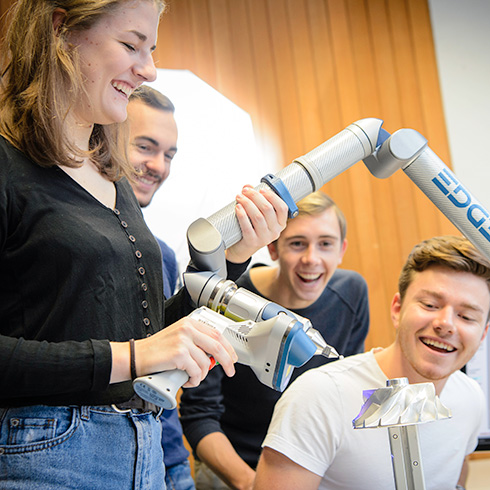 Praxisprojekt im Maschinenbau Studium: Studentin hält kollaborativen EDGE Roboterarm Praxisprojekt im Maschinenbau Studium: Studentin hält kollaborativen EDGE Roboterarm