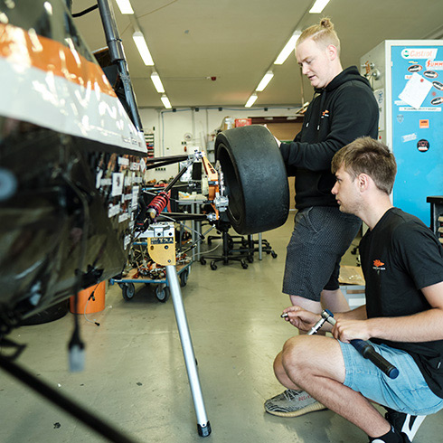 Praxisprojekt im Maschinenbau Studium: Studenten arbeiten an einem Rennwagen des Bodensee Racing Teams
