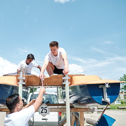 Praxisprojekt im Maschinenbau Studium: Studierende arbeiten an Tragflächenboot