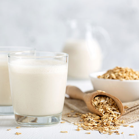 Aus Hafer gewonnene Milch im Glas
