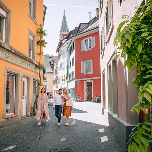 People strolling through the narrow streets of the old town of Konstanz ("Niederburg")
