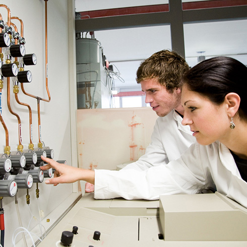 Studierende der Verfahrens- und Umwelttechnik im Labor Studierende der Verfahrens- und Umwelttechnik im Labor