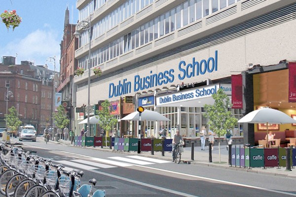 Straßenansicht eines Gebäudeteils der Dublin Business School