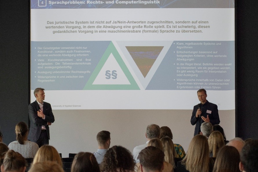 Präsentation während der Konferenz, wobei das Beamerbild von den Professoren Strittmatter und Maier