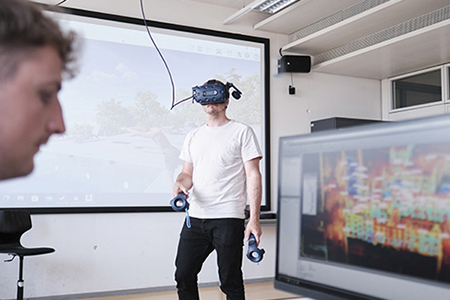 Student mit VR-Brille