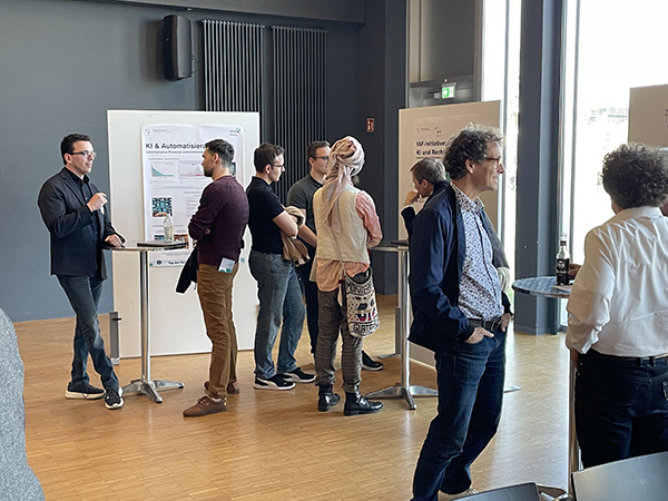 Diskussion an Postern Tag der Forschung und des Transfers