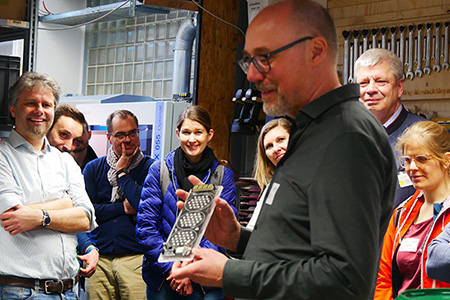 Besucher im Open Innovation Lab