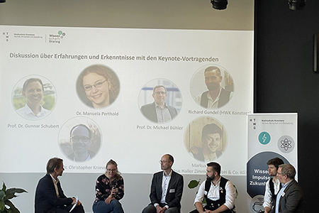 Paneldiskussion auf der Bühne