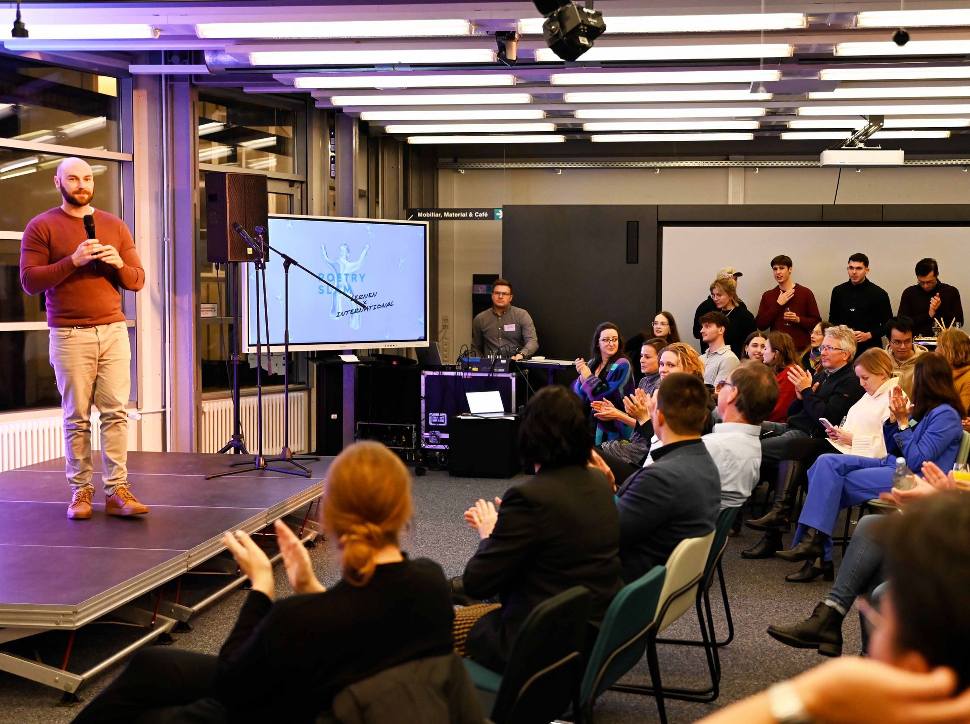 Marvin Suckut moderiert den Poetry Slam am Tag des Lernens und Lehrens