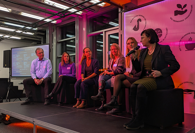 Zu sehen ist ein Foto der Podiumsdiskussion bei der alle Barcamp-Themen Vertreter teilgenommen haben. Von links: Thomas Birkhölzer, Sandra Hertlein, Anna Hertz, Verena Gründler, Mirjam Gröger, Sabine Rein.