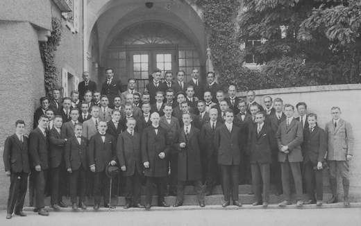 Studierende und drei Lehrende des Maschinenbaus Anfang der 1930er Jahre