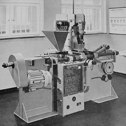Spritzgussmaschine im Kunststofflabor der Fakultät Maschinenbau (1961)