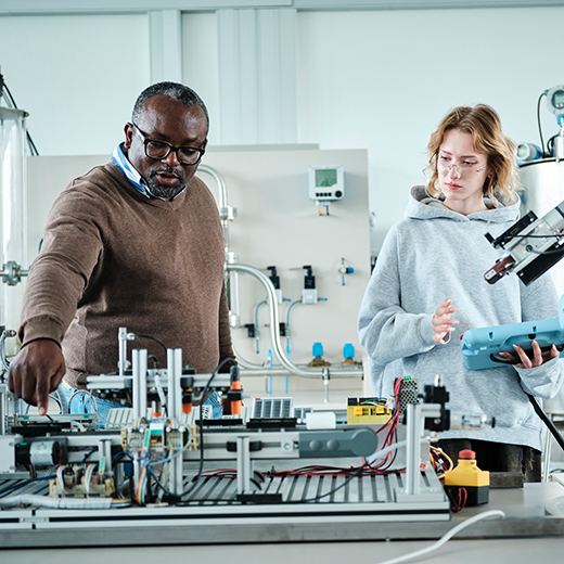 Laboringenieur und Studentin im Automatisierungslabor