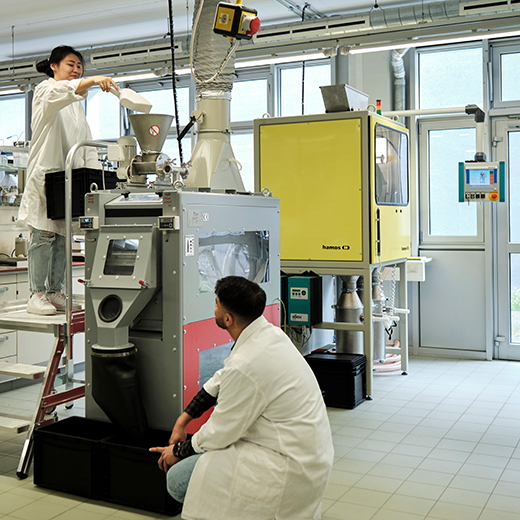 Studentin und Student arbeiten an Maschine zur Trennung von Partikeln