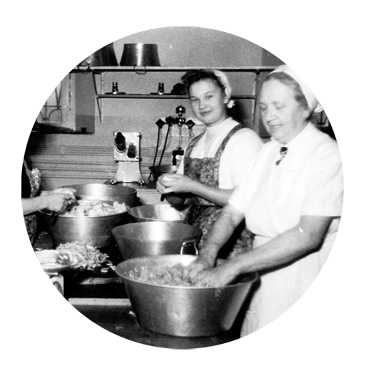 Mitarbeiterinnen in der vom Absolventenverband unterstützten Mensa