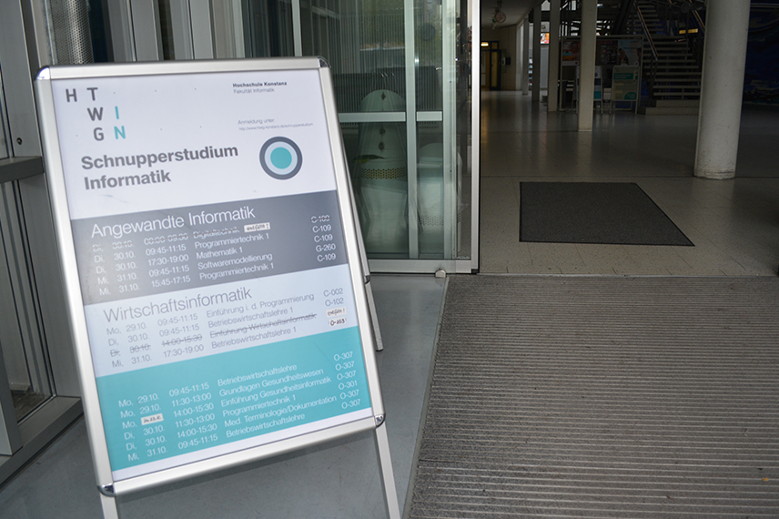 Eine Infotafel vor dem Eingang eines HTWG-Gebäudes mit dem Titel "Schnupperstudium Informatik".