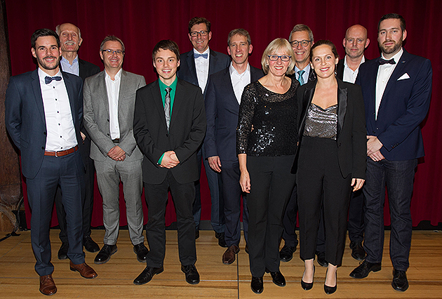 Gruppenbild mit vielen Protagonisten der Akademischen Jahrfeier (von links): Sascha Lehnert (Rosel-Rödelstab-Preis), Prof. Dr. Leo Schubert (Betreuer von Aneta Schneider, Alfred-Wachtel-Preis Master), Prof. Dr. Jürgen Freudenberger (Betreuer von Christian Übelin), Christian Übelin (Alfred-Wachtel-Preis Bachelor), HTWG-Präsident Prof. Dr. Carsten Manz, Prof. Dr. Stefan Schweiger (Betreuer von Markus Erhardt), Vizepräsidentin Prof. Dr. Beate Bergé, Andreas Bertsch (Betreuer von Sascha Lehnert), Moderatorin Anna Hertz, Moderator Prof. Dr. Jochen Rädeker, Markus Erhardt (Alfred-Wachtel-Preis Master).