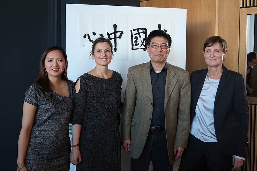 Das Team des neuen China-Zentrums an der HTWG Konstanz: Xiaoyu Zhao, Prof. Dr. Gabriele Thelen und Dr. Helena Obendiek (v.l.) mit Prof. Dr. Jinyang Zhu (Mitte).