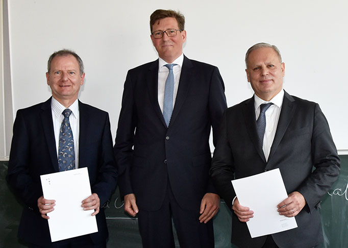 Gruppenfoto, von links: Dr. Uwe Wolfgang Böhm (mit Urkunde in den Händen), Prof. Dr. Carsten Manz, Rechtsanwalt und Notar Dr. Roland Steinmeyer (mit Urkunde in den Händen)