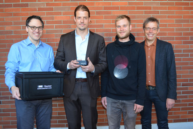 Gruppenfoto vor einer Backsteinwand; von links: Prof. Dr. Marcus Kurth (links), Sven Bauer, Student Johannes Wilpert Maschinenbau-Dekan und Prof. Dr. Klaus Schreiner