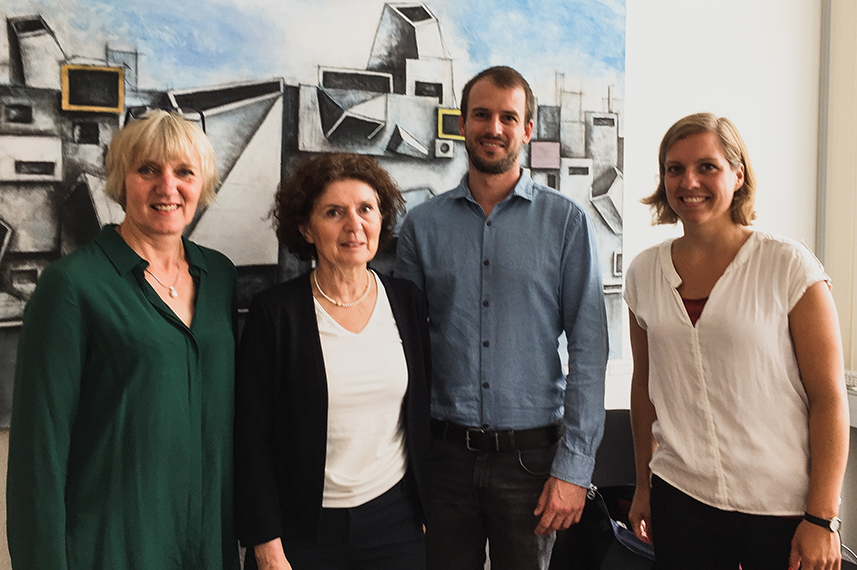 Gruppenfoto, von links: Vizepräsidentin Prof. Dr. Beate Bergé, Schulleiterin Elke Großkreutz, Lehrer Michael Rau, Kathrin Pallasch, Leiterin der Zentralen Studierendenberatung.