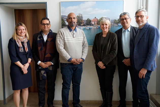 Gruppenfoto. Von links: Verena Gründler, Leiterin des Akademischen Auslandsamtes, Lalitendra Sathe, Aby Timothy (beide aus Goa), Prof. Dr. Beate Bergé, Vizepräsidentin Lehre und Qualitätssicherung,  und Amith Shah, Unterstützer des German Indian Round Table Konstanz.