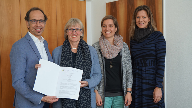 Gruppenfoto, von links: Oberstudiendirektor Hans Weber, Leiter des Gymnasiums Überlingen, Prof. Dr. Beate Bergé, Vizepräsidentin Lehre und Qualitätssicherung der HTWG, Kathrin Pallasch, Leiterin der Zentralen Studienberatung der HTWG und Studienberaterin Katherina Ellerau.