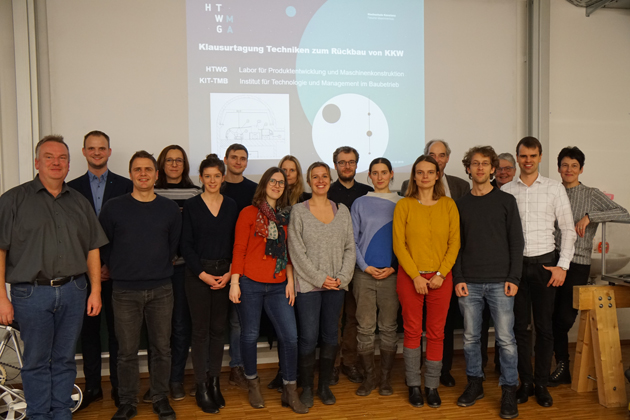 Auf dem Foto sind zu sehen, von links nach rechts: Prof. Dr.-Ing. Dr.sc.agr. Kurt Heppler, M.Eng. Philipp Dietrich (beide HTWG); o. Prof. Dr.-Ing. Sascha Gentes, Dipl.-Ing. Sonja Kaiser, M.Sc. Madeleine Bachmann, M.Sc. Philipp Röckel, M.Sc. Alena Wernke, M.Sc. Madeleine Weber, Dr.-Ing. Nadine Gabor, M.Sc. Daniel Boser, M.Sc. Simone Müller, Dipl.-Phys. Carla-Olivia Krauß (alle KIT); Dipl.-Ing. Andreas Burger (HTWG); Dipl.-Ing. Alexander Heneka, Anke Kircher (beide KIT); B.Eng. David von Berg (HTWG); Renate Bruder (KIT)