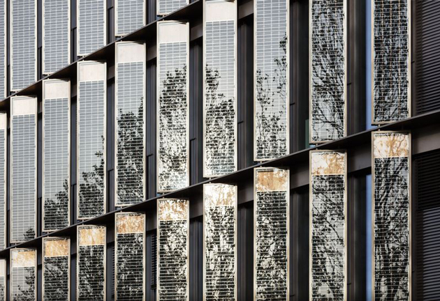 Detail der Photovoltaik-Fassade des "Rathaus im Stühlinger" in Freiburg. Bildquelle: ingenhoven architects, H.G. Esch