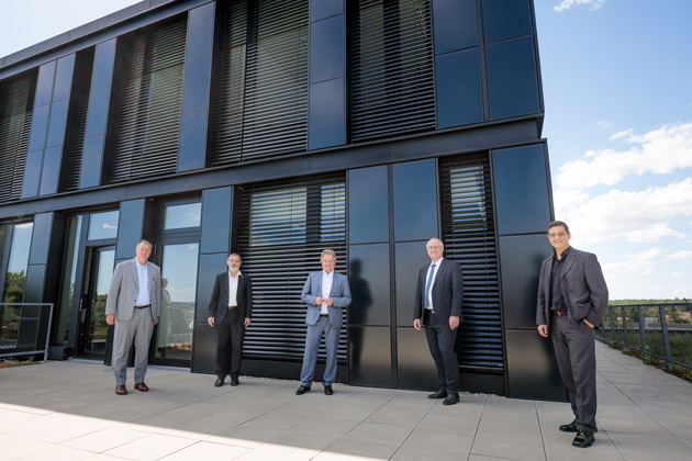 Gruppenfoto mit HTWG-Professor Thomas Stark, Landes-Umweltminister Franz Untersteller und weiteren Verantwortlichen des Forschungsprojekts bauwerksintegrierte Photovoltaik. 