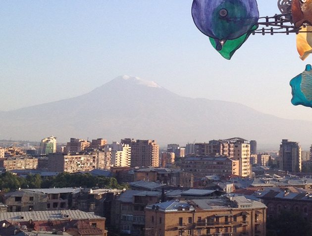 Blick über die Dächer der armenischen Hauptstadt Jerewan auf den schneebedeckten Gipfel des Bergs Ararat, der in der Türkei liegt. 