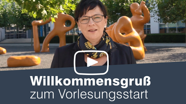 Das Foto zeigt Prof. Dr. Sabine Rein vor gelben Figuren auf dem HTWG-Campus. Auf einem grauen Streifen am unteren Bildrand steht: "Willkommensgruß zum Vorlesungsbeginn"