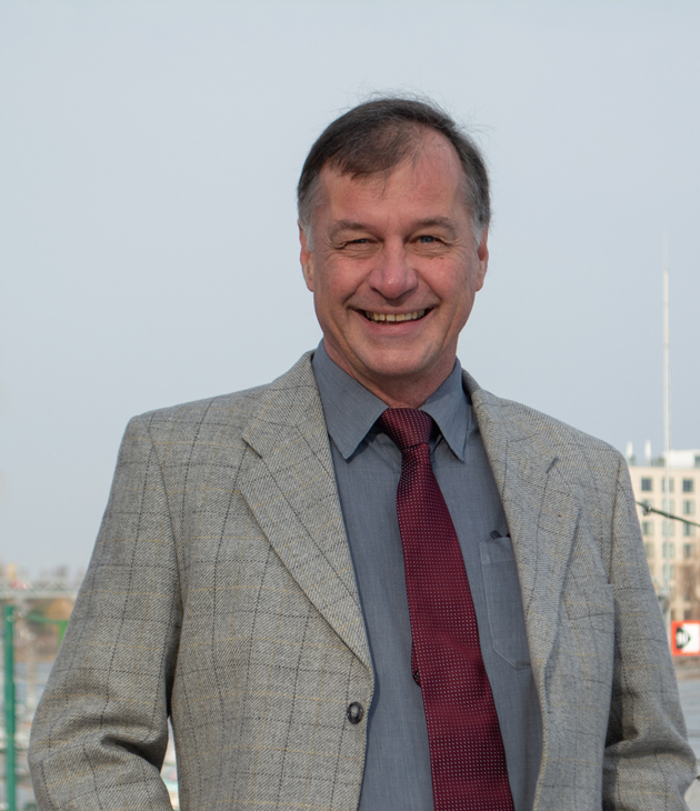 Prof. Dr. Thomas Birkhölzer im Portrait vor blauem Himmel.