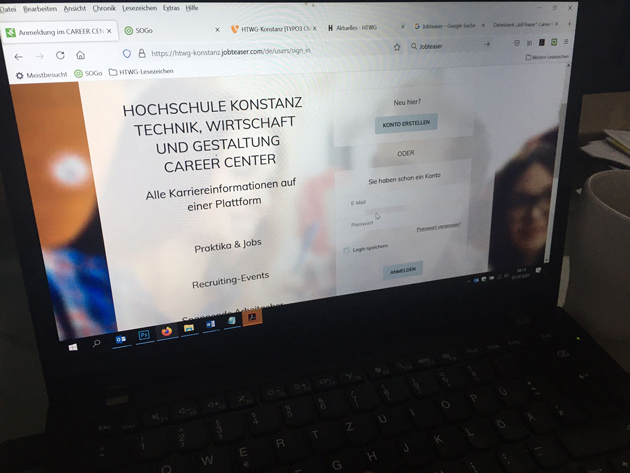 Blick auf einen Laptop-Bildschirm, auf dem die Startseite des Karriereportals geöffnet ist.