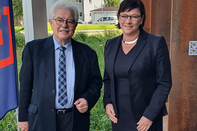 Gruppenfoto des ehemaligen Rektors der HTWG Prof. Olaf Harder (links) und die aktuelle Präsidentin der HTWG Prof. Dr. Sabine Rein (rechts)